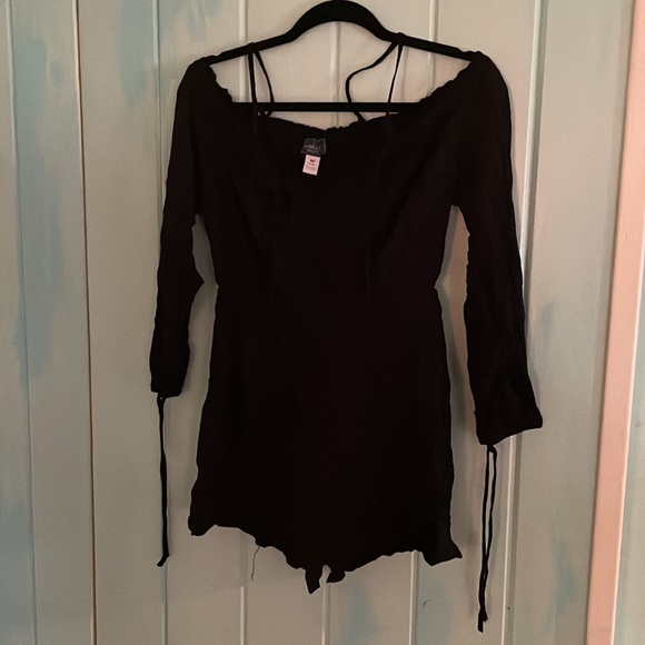 Whoa Wait long sleeved black tie front romper M - Picture 3 of 4